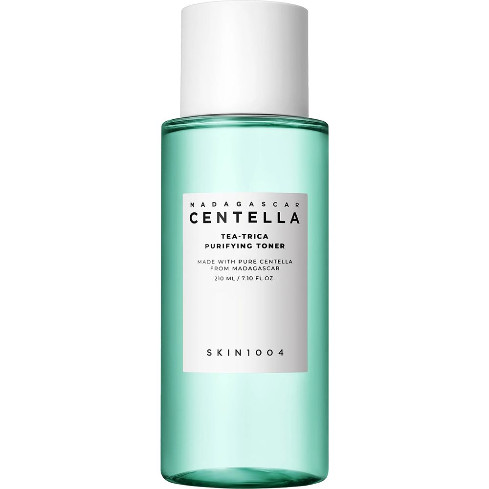 Grüne Flüssigkeit in einer zylindrischen Flasche mit weißem Deckel. Etikett mit Text: CENTELLA, TEA-TRICA, PURIFYING TONER, SKIN1004.