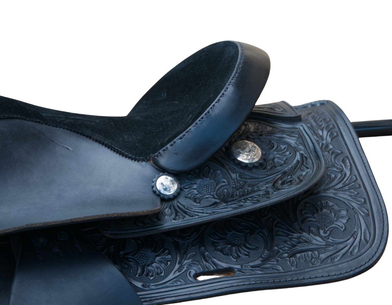 Nahaufnahme eines schwarzen Westernsattels. Florale Muster und silberne Verzierungen sind zu sehen.