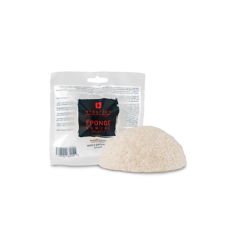 Konjac-Schwamm neben Verpackung. Verpackung mit Logo und Text. Schwamm rundlich, beige. Verpackung transparent.