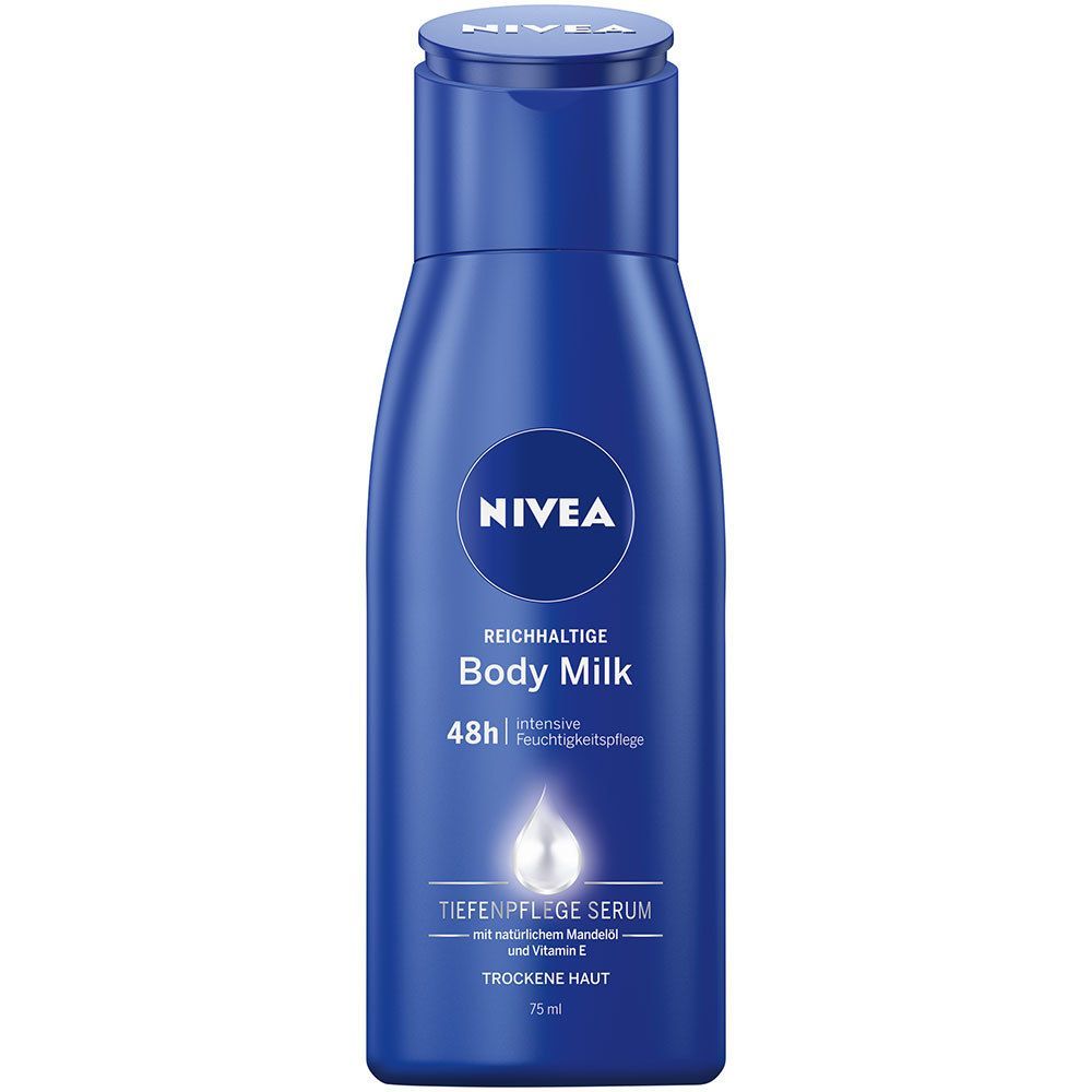 Blaue Flasche NIVEA Body Milk. Aufschrift: Reichhaltige Body Milk, 48h intensive Feuchtigkeitspflege, Tiefenpflege Serum, Trockene Haut.