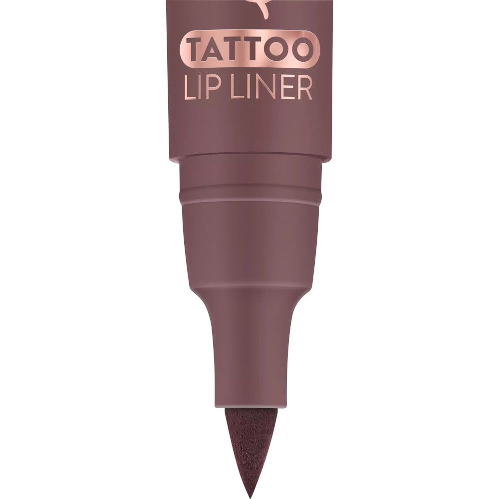 Nahaufnahme des braunen Lippenkonturenstifts. Schriftzug: Tattoo Lip Liner.