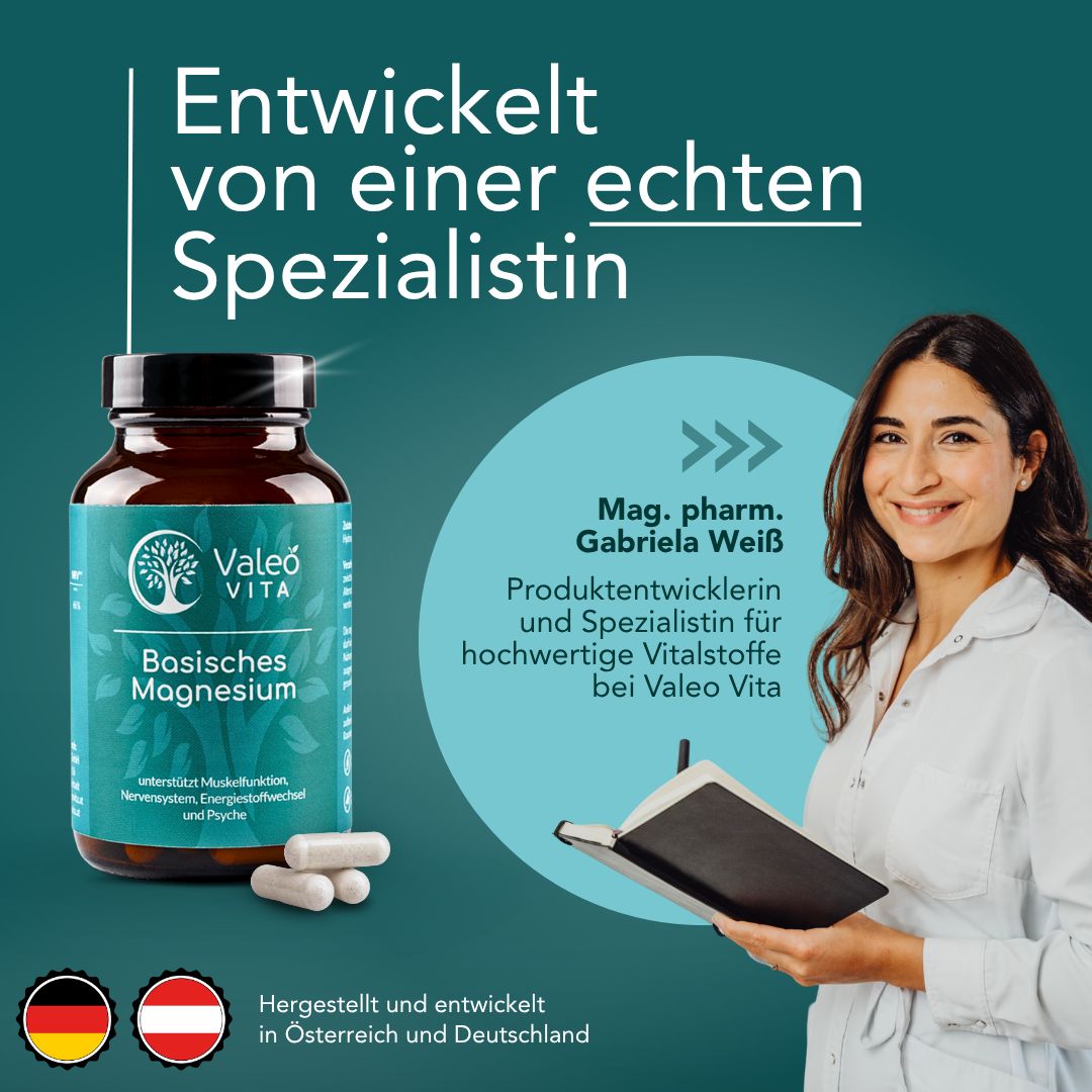 Braune Flasche Valeo Vita Basisches Magnesium, daneben Kapseln. Frau mit Notizbuch. Text: Entwickelt von einer Spezialistin.