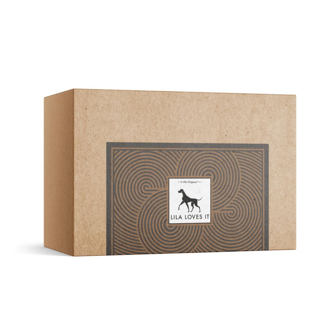 Kartonverpackung mit Logo und Schriftzug LILA LOVES IT. Braune Verpackung mit rechteckigem Aufkleber.