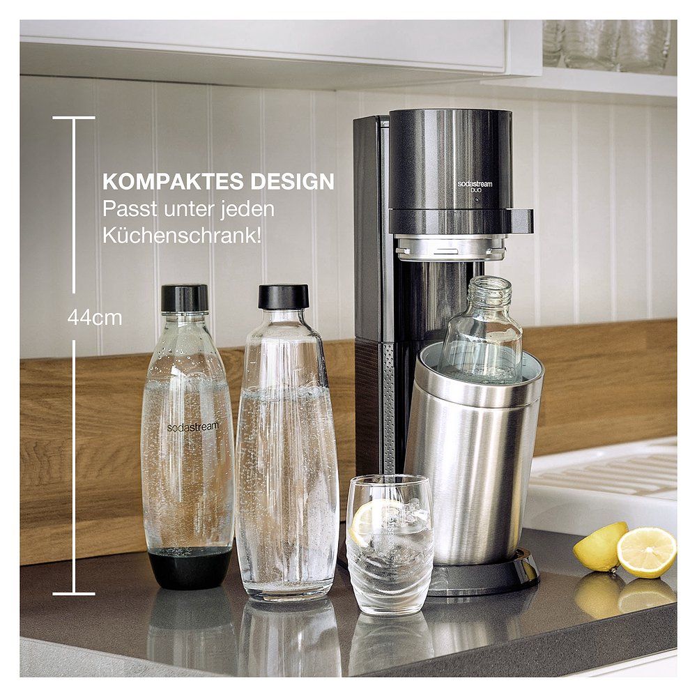 Sodastream Soda Duo Promopack in Küche, 44cm hoch, mit zwei Flaschen und einem Glas.