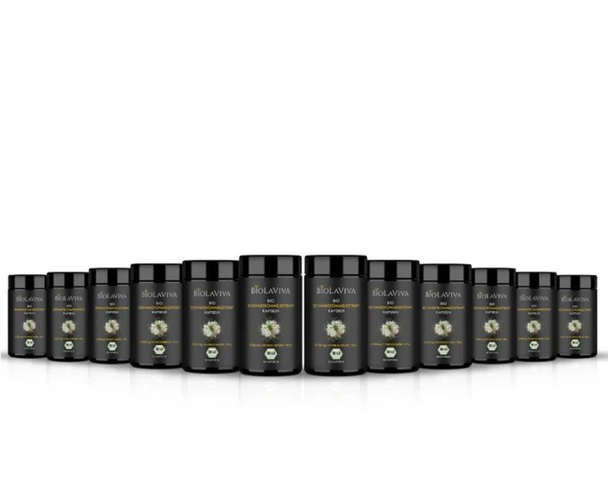 Reihe schwarzer Dosen mit Etiketten. Aufschrift: BIOLAVIVA BIO-Schwarzkümmel-Extrakt Kapseln.