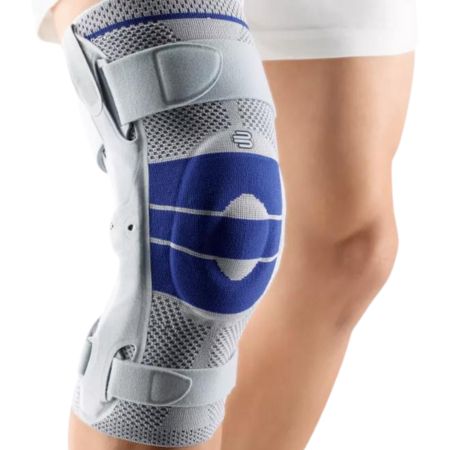 Nahaufnahme einer Kniebandage. Grau mit blauen Akzenten. Klettverschlüsse und Verstärkungen sichtbar.