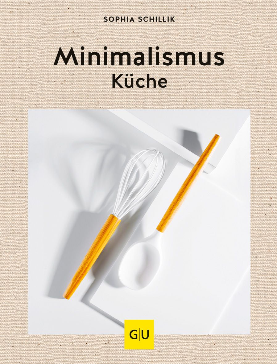 Buchcover mit Titel „Minimalismus Küche“ und Kochutensilien. Schneebesen und Löffel mit Holzgriffen. Logo „GU“ in gelbem Quadrat.