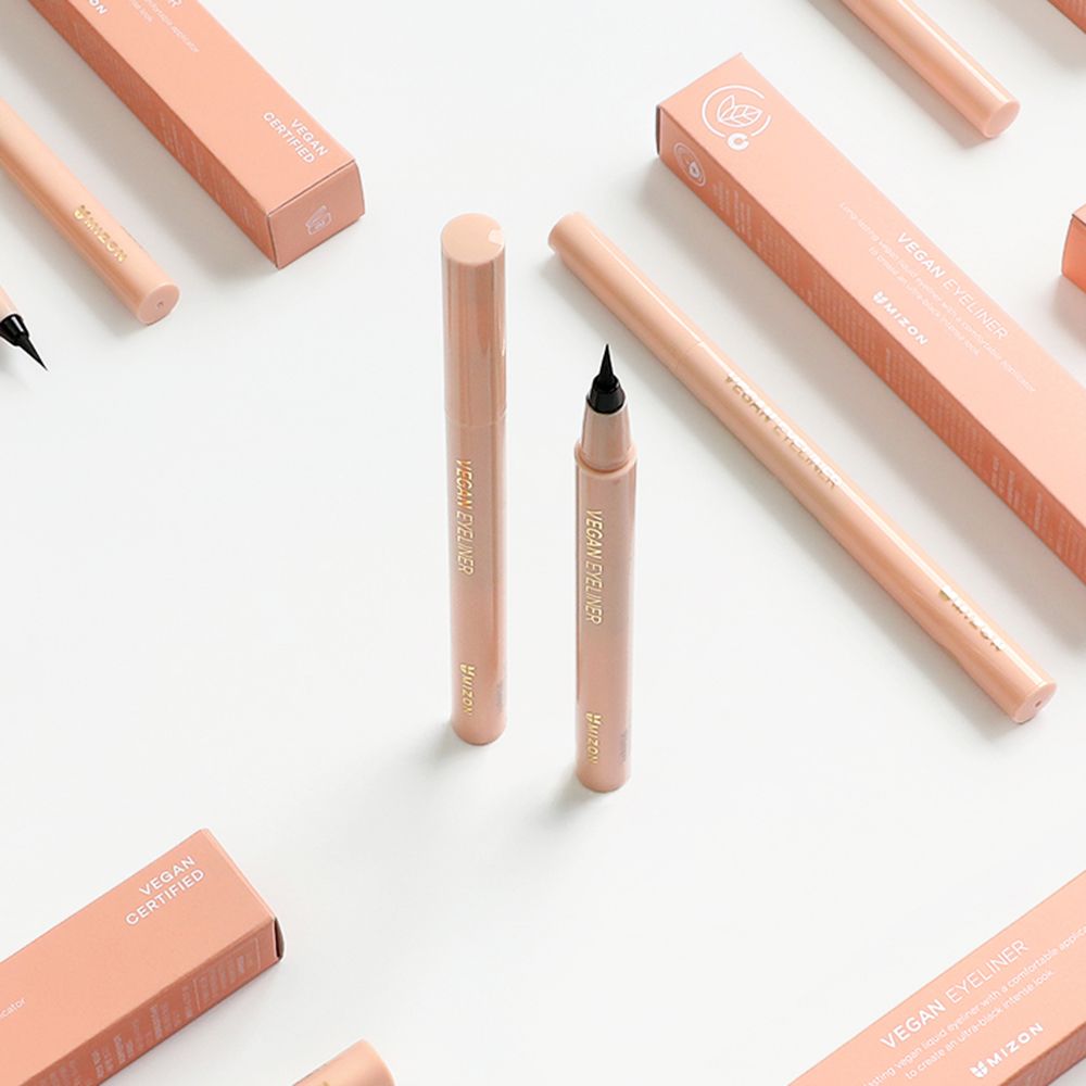 Verschiedene Eyeliner-Stifte und Verpackungen. Aufschrift 'VEGAN EYELINER' und 'MIZON'. Vegan-Zertifizierung.