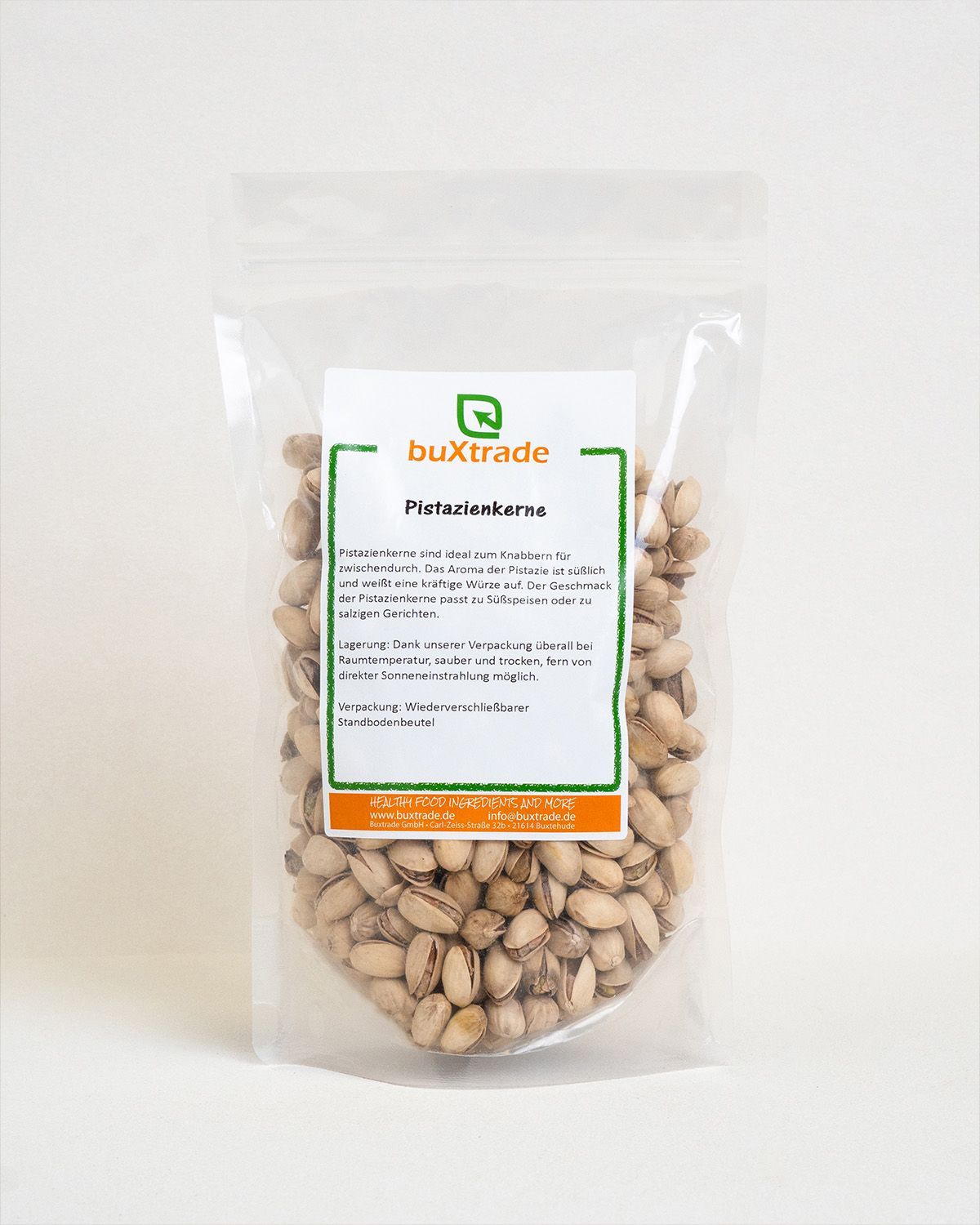 Transparente Verpackung mit Pistazienkernen. Aufdruck mit Produktinformationen. Marke: buXtrade.