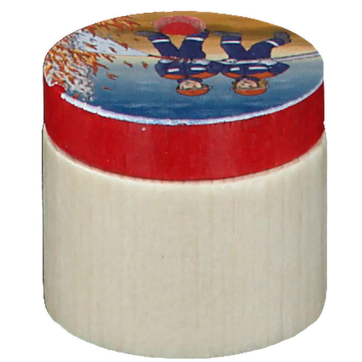 Zahnbox mit Feuerwehr-Motiv. Zylindrische Form, Holz. Roter Deckel mit Feuerwehrleuten und Flammen. Loch im Deckel.