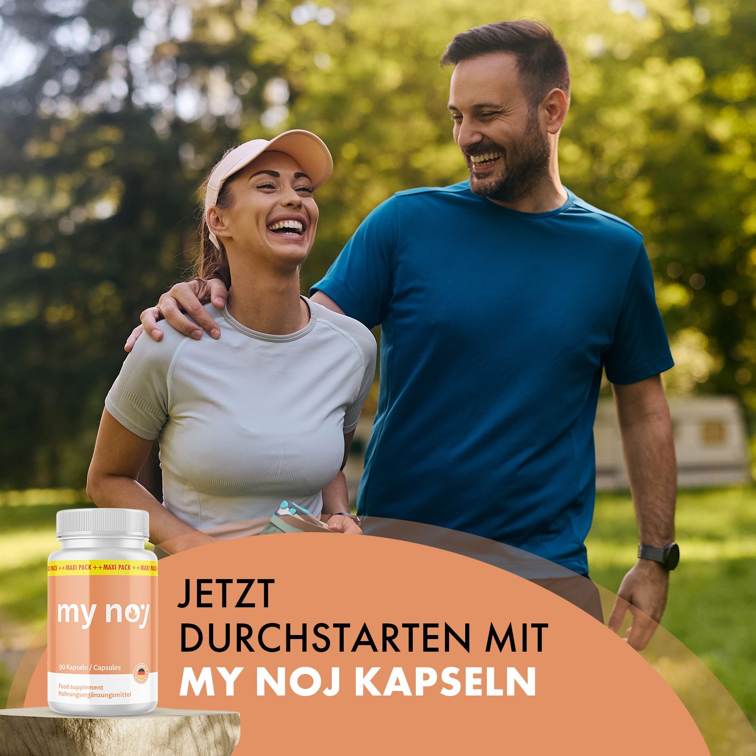 Paar lacht im Freien. Vor ihnen steht eine Flasche my noj Kapseln. Text: Jetzt durchstarten mit my noj Kapseln.