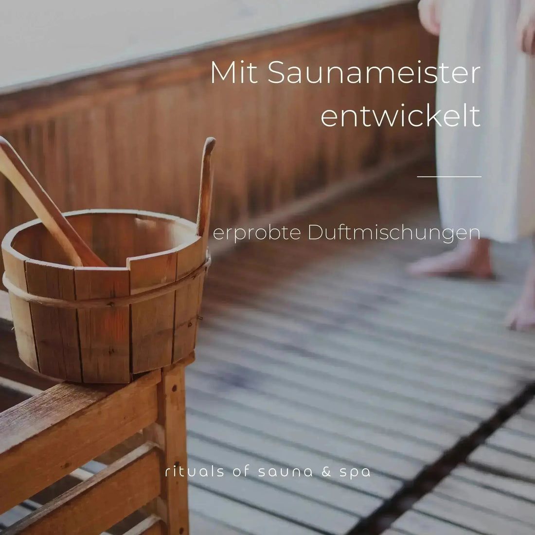 Holzsauna mit Holzeimer und Schöpfkelle. Text: Mit Saunameister entwickelt, erprobte Duftmischungen.