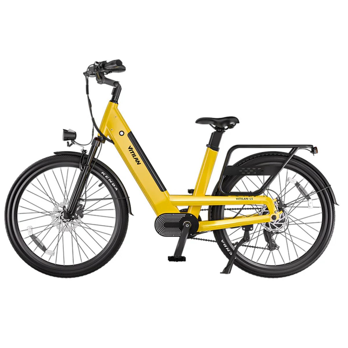 Gelbes Vitilan L5 E-Bike. Schwarze Reifen, Gepäckträger, Scheinwerfer. Kenda-Reifenbeschriftung.
