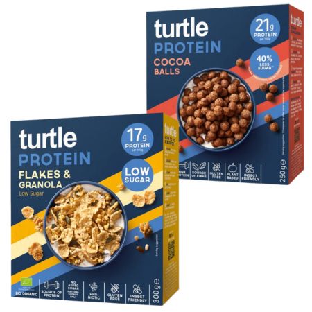 Zwei Kartons Turtle Protein Frühstücks Mix. Einer mit Flakes & Granola, der andere mit Cocoa Balls. Beide mit Protein-Angaben und Logos.