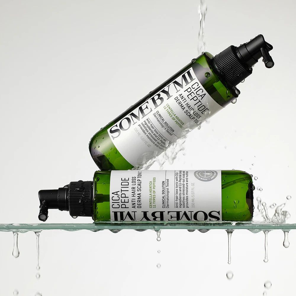 Zwei grüne Flaschen mit schwarzem Sprühkopf. Aufschrift: Cica Peptide Anti Hair Loss Derma Scalp Tonic. Wasser spritzt.