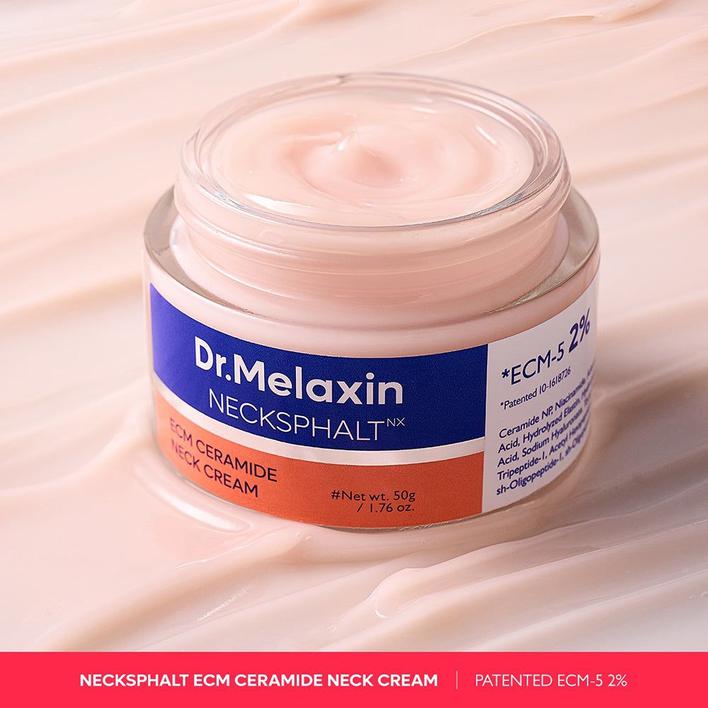 Creme-Glas mit Text. Rosa Creme auf Untergrund. Blaue und orangefarbene Etiketten mit Text. "ECM Ceramide Neck Cream".