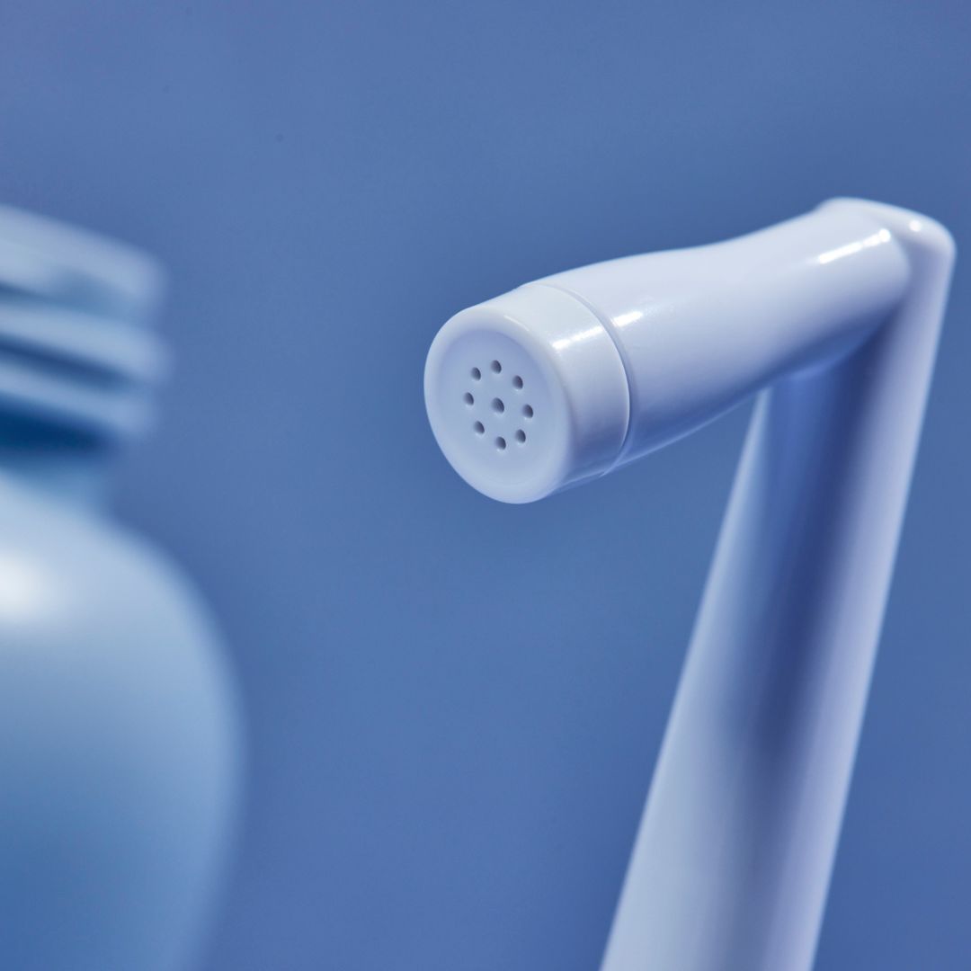 Nahaufnahme einer Intimdusche in Hellblau. Sprühkopf mit Löchern.