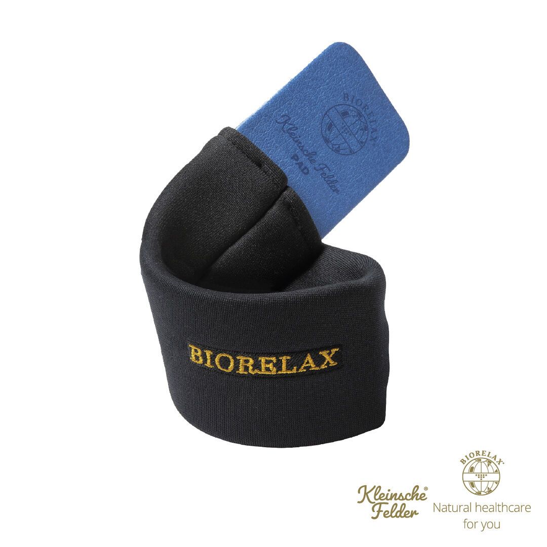 Schwarze Manschette mit goldener Aufschrift BIORELAX und blaues Pad. Logo Kleinsche Felder.