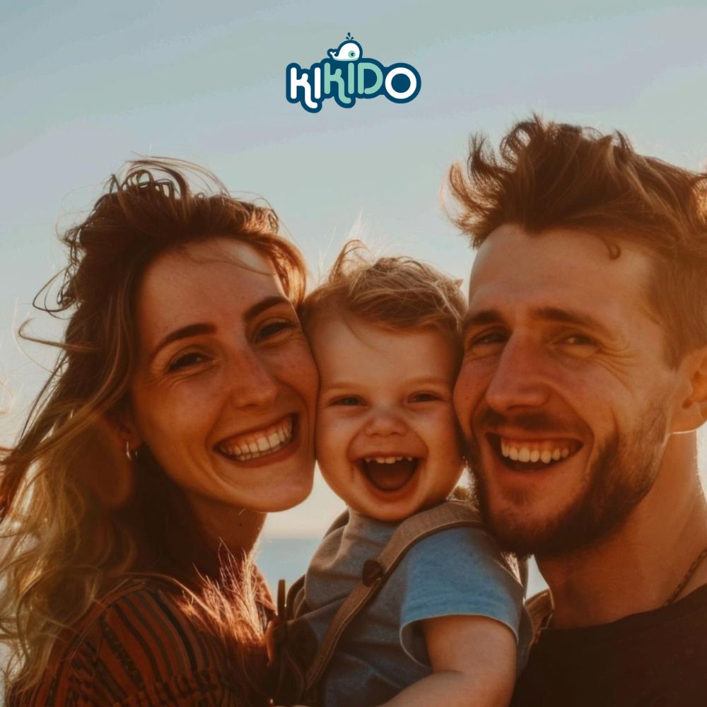 Familie mit Baby lächelt in die Kamera. Sonnenlicht. Glückliche Gesichter.