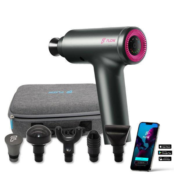 Massagepistole, Tragetasche, sechs Aufsätze und Smartphone. Graue Pistole mit pinkfarbenem Ring. App-Symbole.
