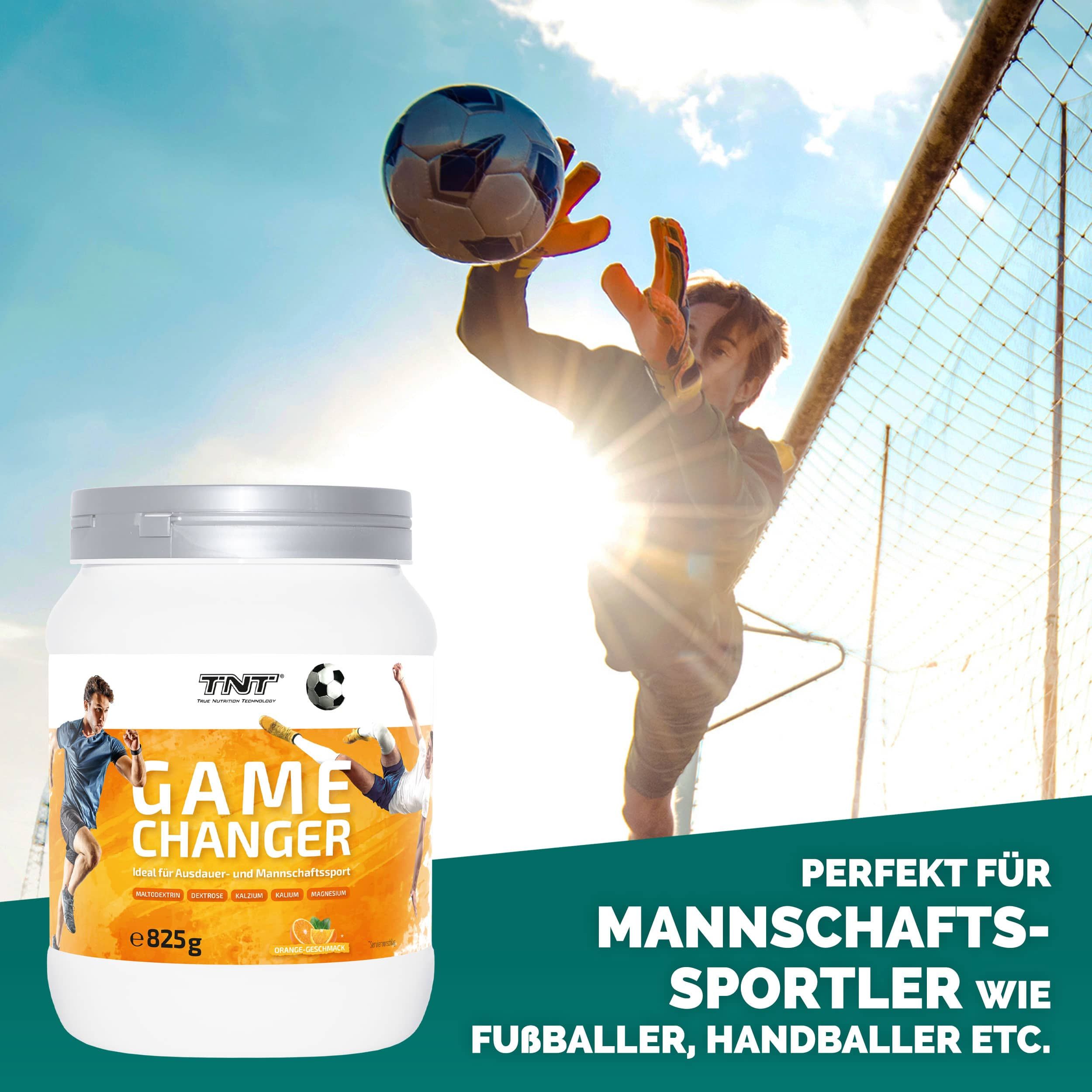 Weißer Behälter TNT Game Changer neben einem Fußballtor und einem Spieler. Perfekt für Mannschaftssportler.