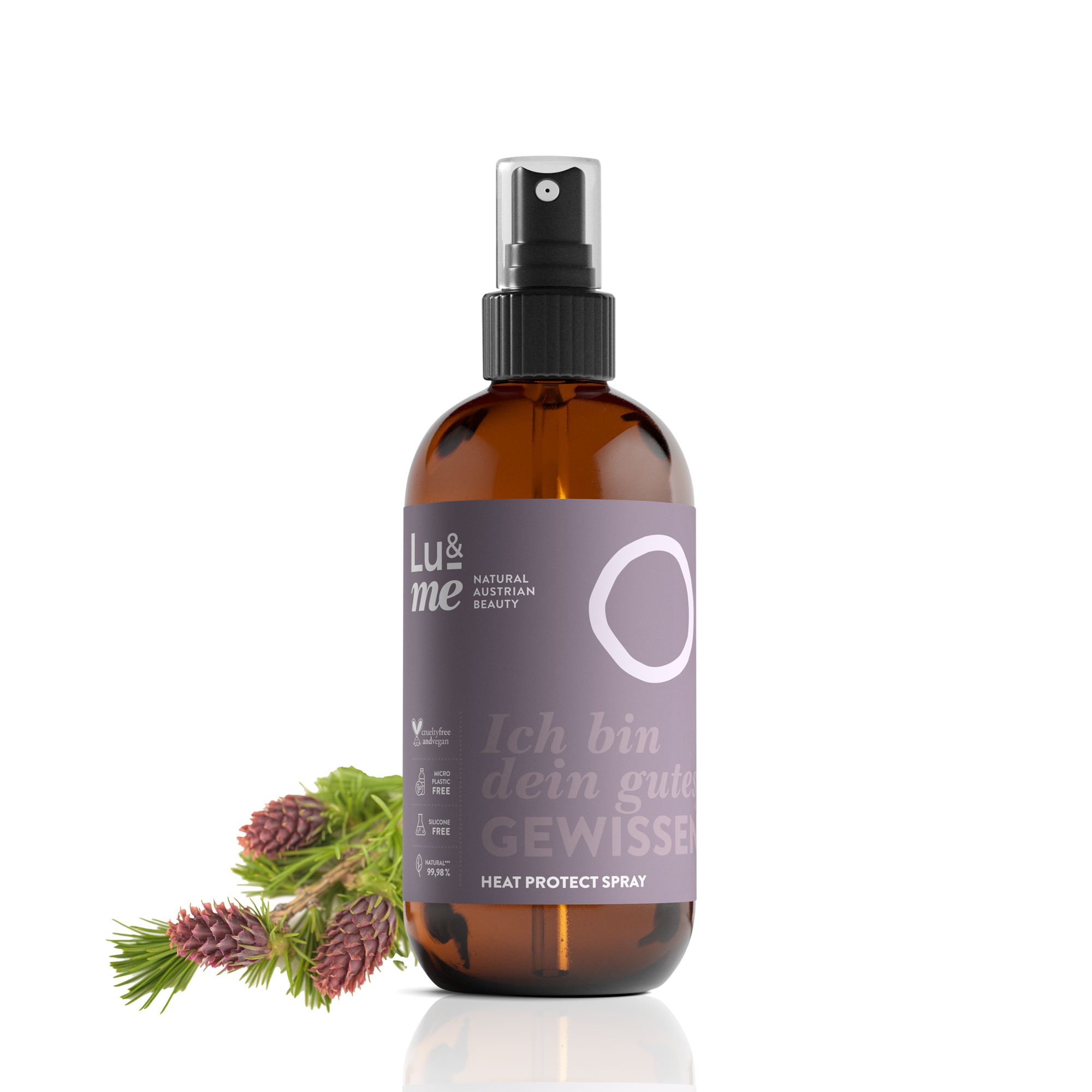 Braune Sprühflasche mit lila Etikett. Text: Heat Protect Spray, Ich bin dein gute Gewisse. Vegan, tierversuchsfrei. Mit Zweig.