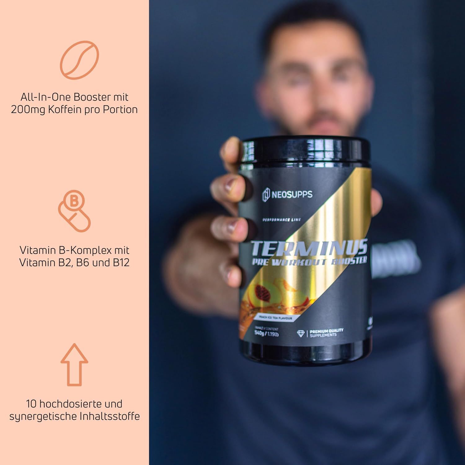 Schwarze Dose mit goldfarbenem Etikett. Aufschrift: TERMINUS Pre Workout Booster. Marke: NEOSUPPS. Mann hält Dose.