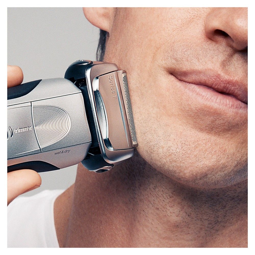 Mann rasiert sich mit Braun Series 7 Elektrorasierer. Nahaufnahme des Gesichts.