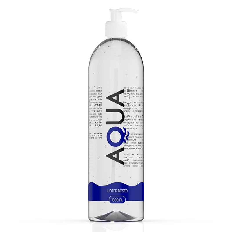 Transparente Flasche mit weißem Pumpkopf. Aufschrift AQUA und WATER BASED. Blaue Banderole mit Text. 1000ml.