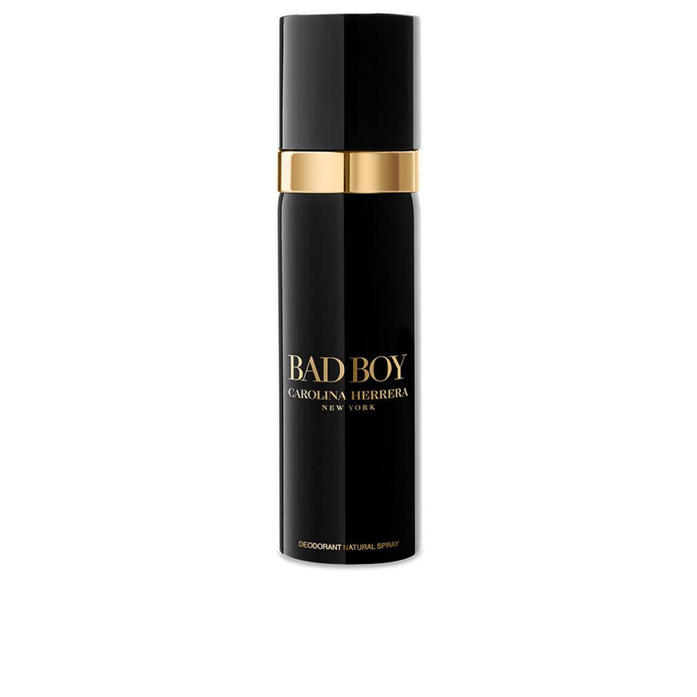 Schwarze Deodorant-Spray-Flasche mit goldfarbenem Ring. Aufschrift: BAD BOY, Carolina Herrera, Deodorant Natural Spray.