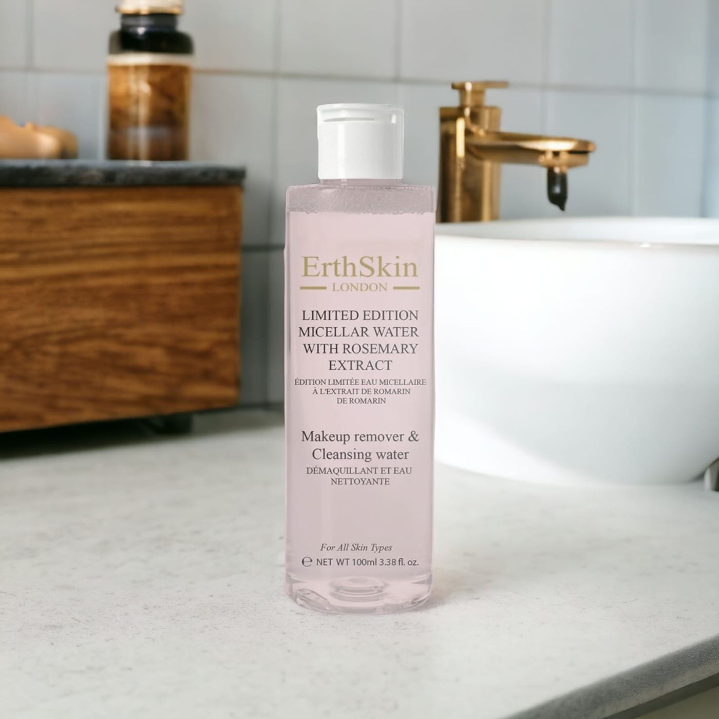 Produktflasche mit weißem Deckel auf einer Oberfläche. Beschriftung: ErthSkin London, Limited Edition Mizellenwasser mit Rosmarinextrakt. Badezimmerhintergrund.