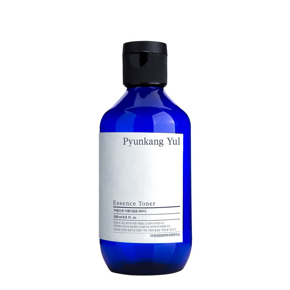 Blaue Flasche mit weißem Etikett und schwarzem Klappdeckel. Enthält Pyunkang Yul Essence Toner.