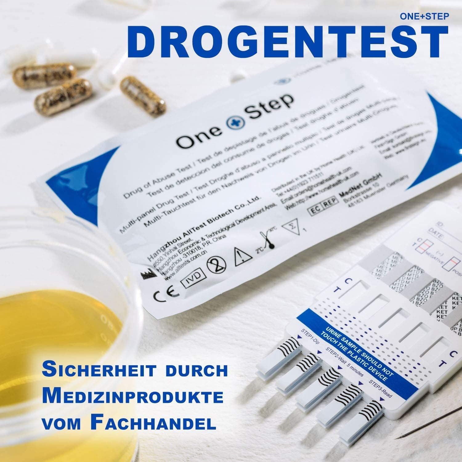 Drogentest-Kit mit Teststreifen und Verpackung. Aufschrift: One+Step, Sicherheit durch Medizinprodukte vom Fachhandel. Becher mit Flüssigkeit.