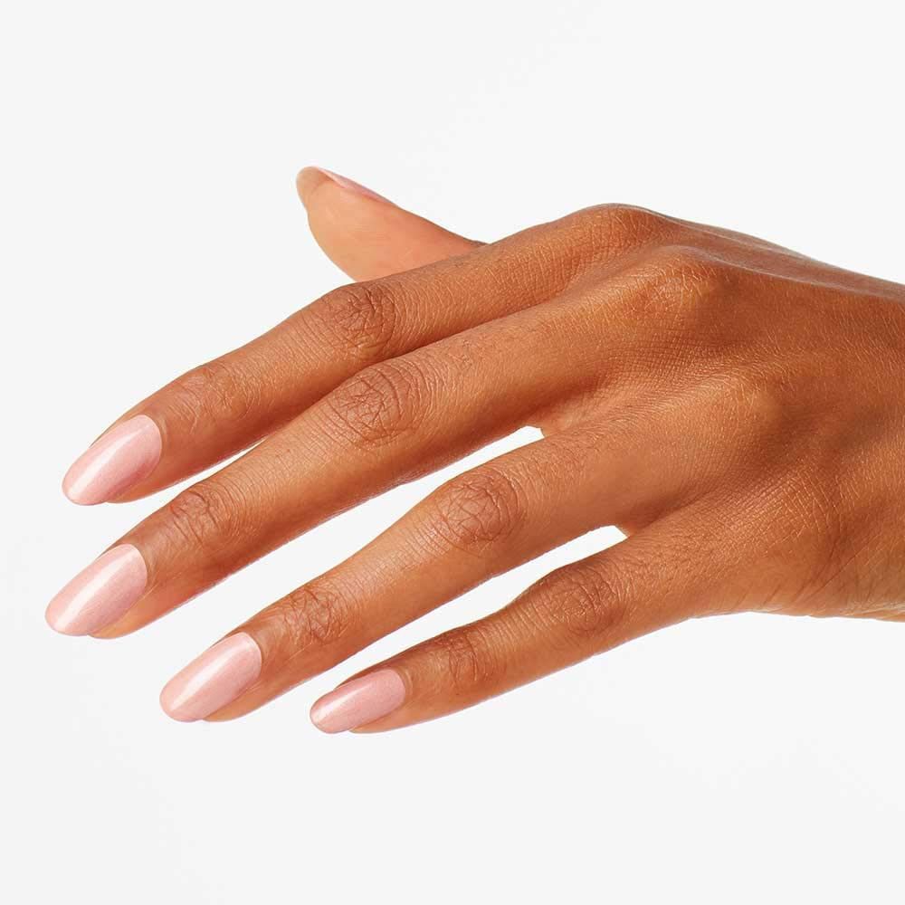 Hand mit lackierten Nägeln. Rosa Nagellack auf langen Nägeln. Vor weißem Hintergrund.