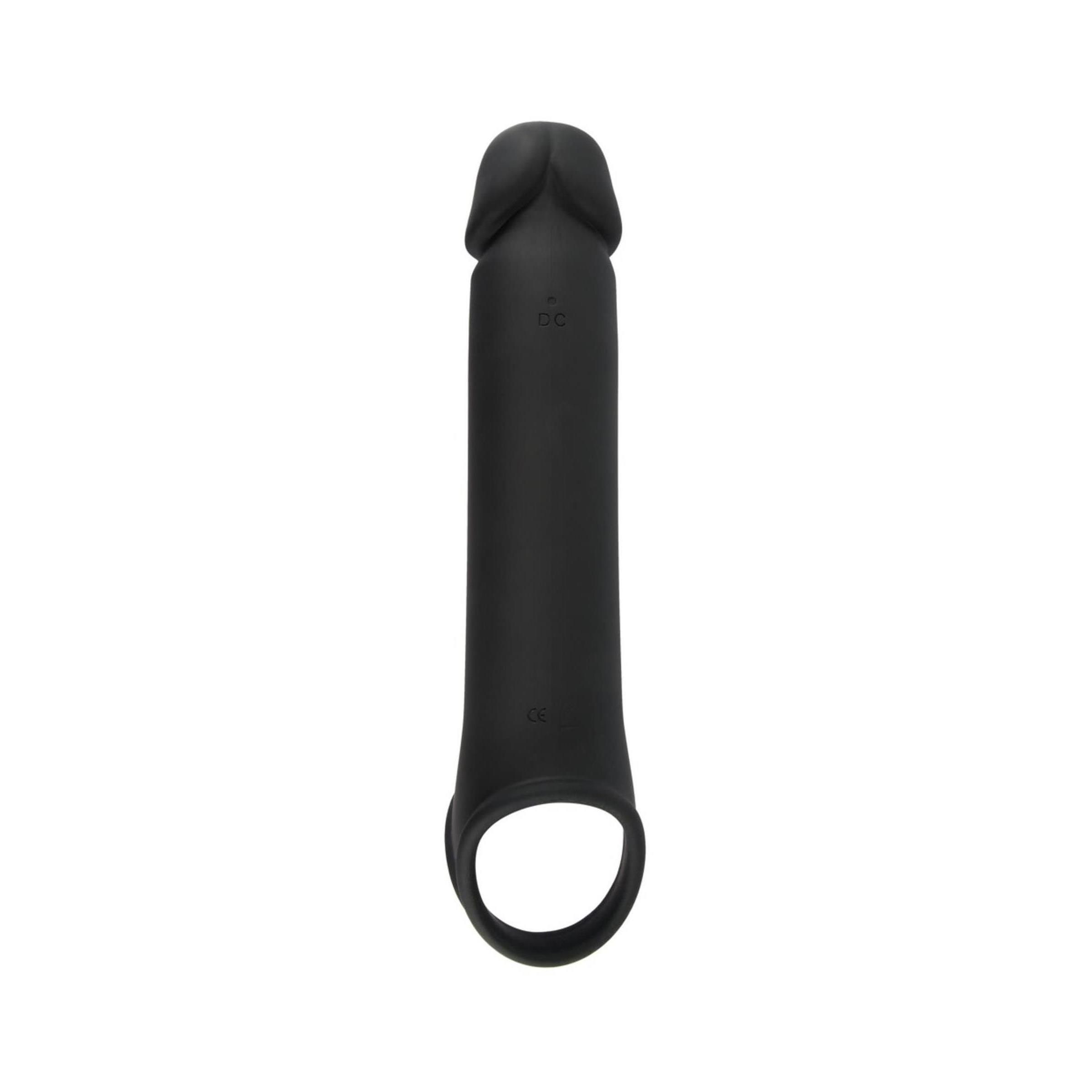 Schwarze Penishülle mit Hodenring. Die Hülle hat eine längliche Form mit einem Ring am Ende. Ein Knopf ist sichtbar.
