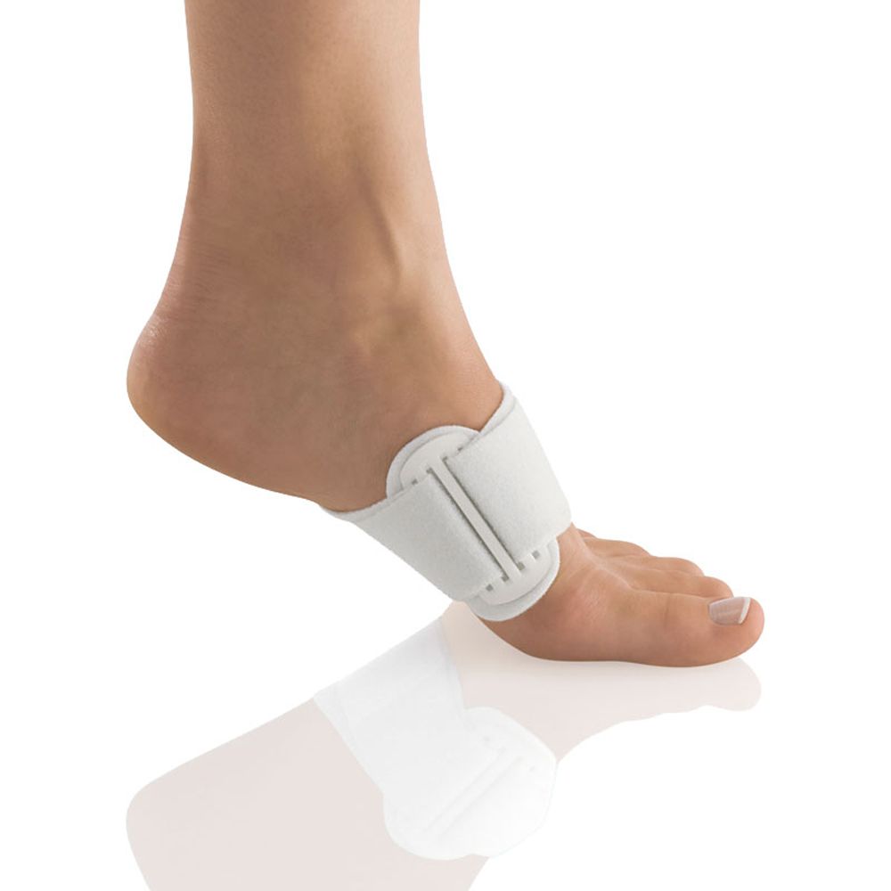 Weiße Mittelfußbandage mit Pelotte, die um den Fuß einer Person gewickelt ist.