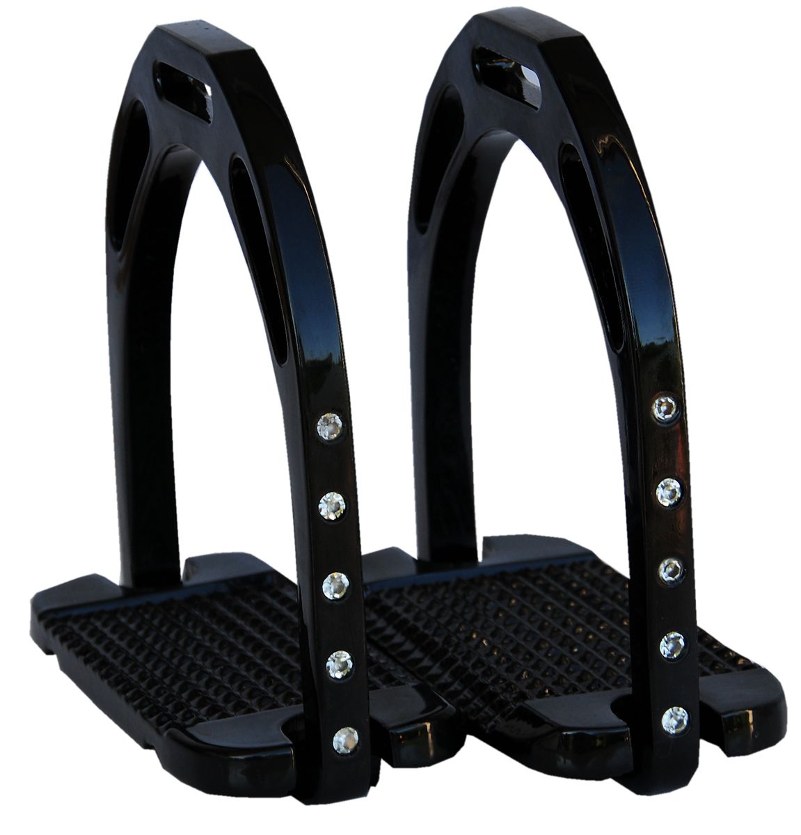 Zwei schwarze Steigbügel. Jeder Steigbügel hat eine Trittfläche und einen Bügel mit Strasssteinen.