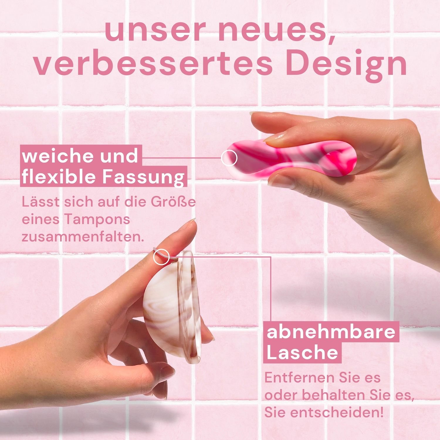 Zwei Hände halten Menstruationsscheiben. Links eine rosa-weiß marmorierte Scheibe, rechts eine beige Scheibe. Text über flexible Fassung und Lasche.