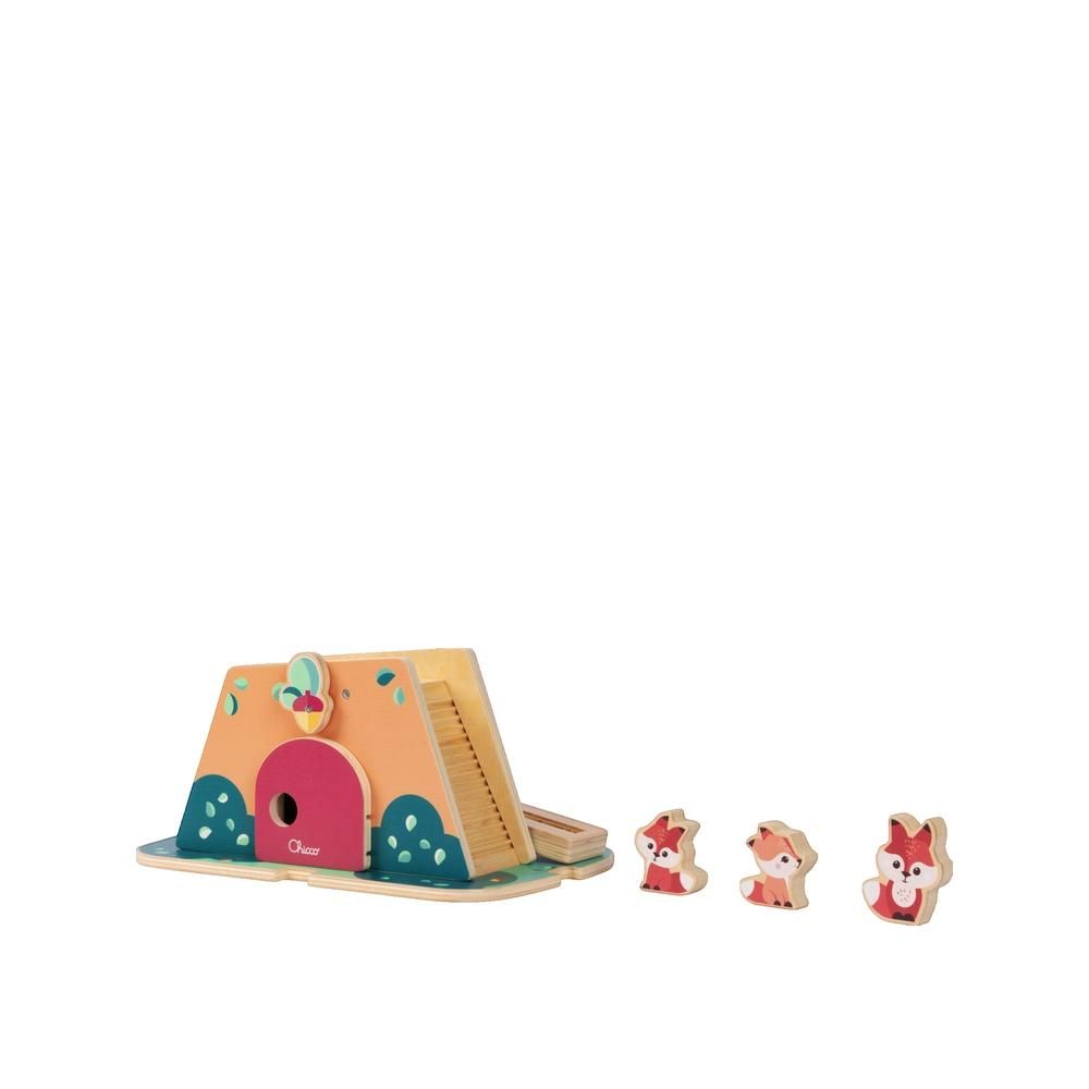 Holzspielzeug mit Fuchsfiguren. Haus mit Rutsche und drei Fuchsfiguren. Holz, rot, braun, grün. Marke Chicco.