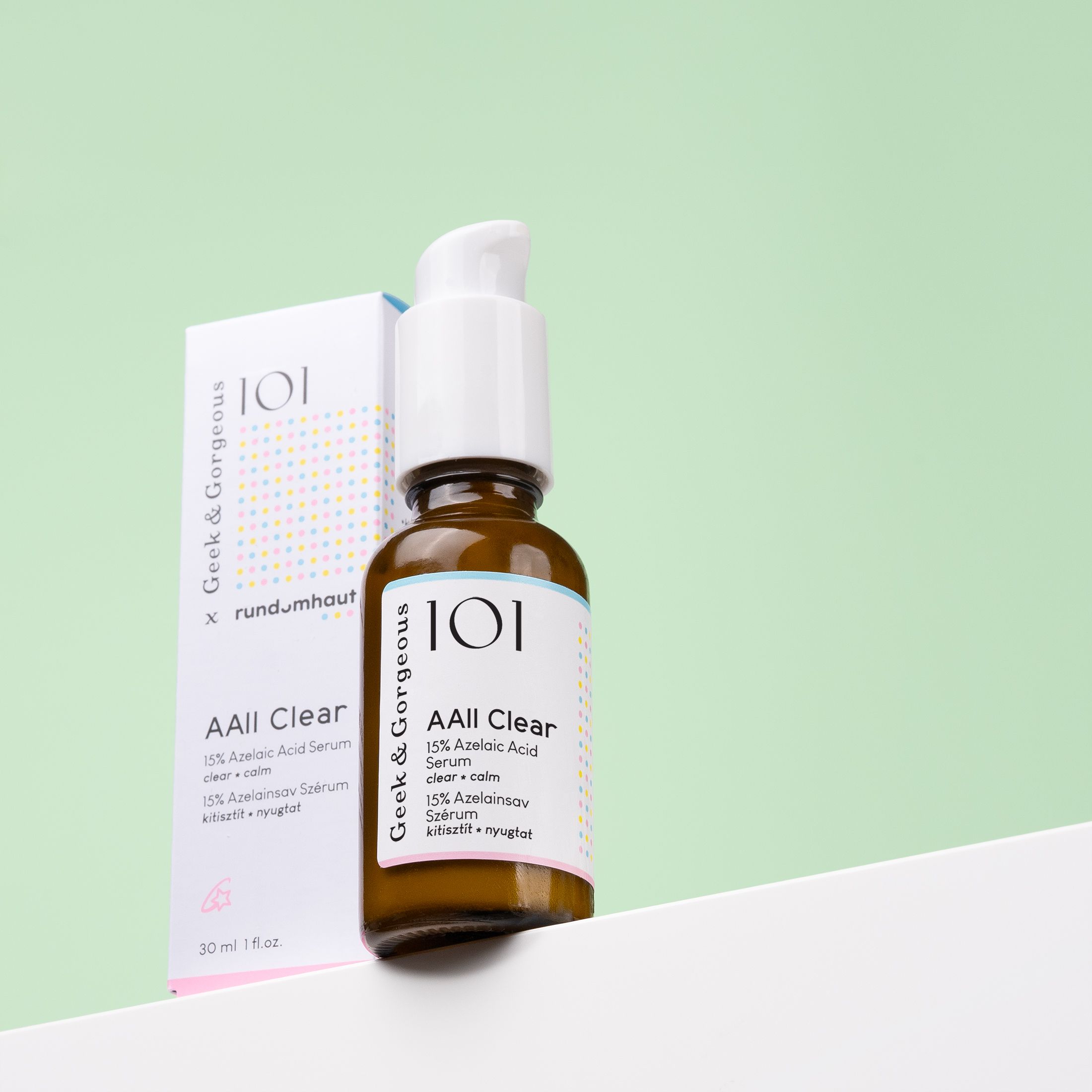Braune Glasflasche mit Pumpspender, Etikett mit '101 AAll Clear 15% Azelaic Acid Serum'.