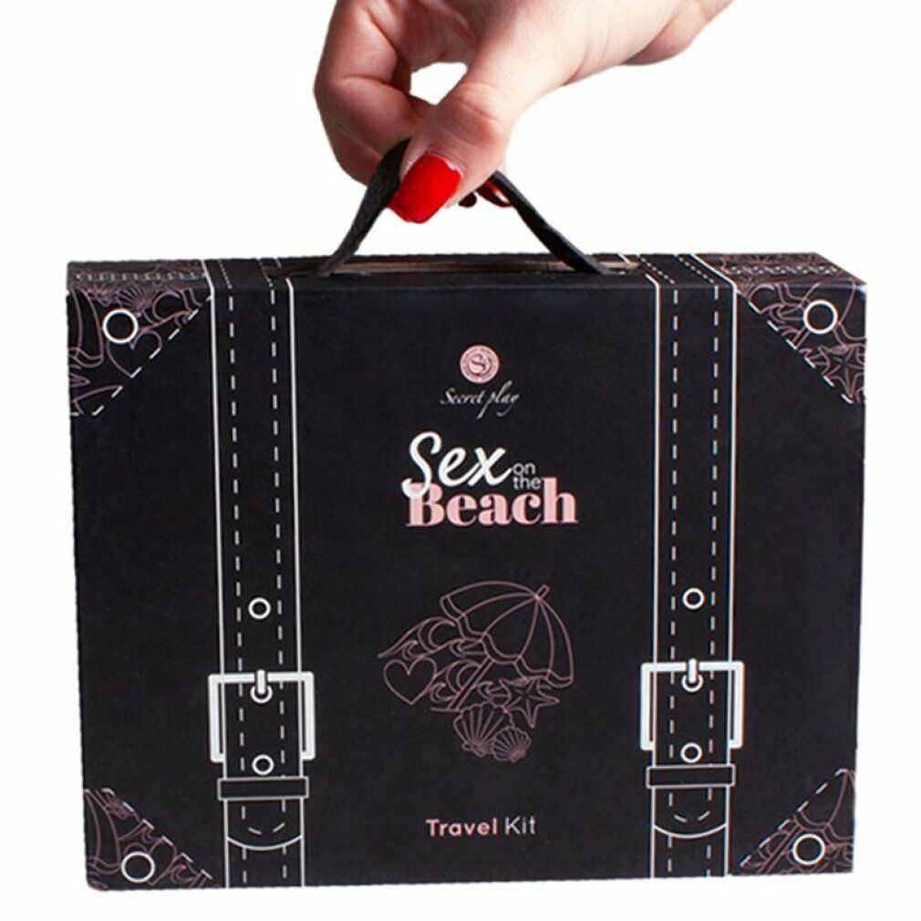 Schwarzer Koffer mit weißem Aufdruck. Aufschrift: Sex on the Beach Travel Kit. Koffer wird von einer Hand gehalten.
