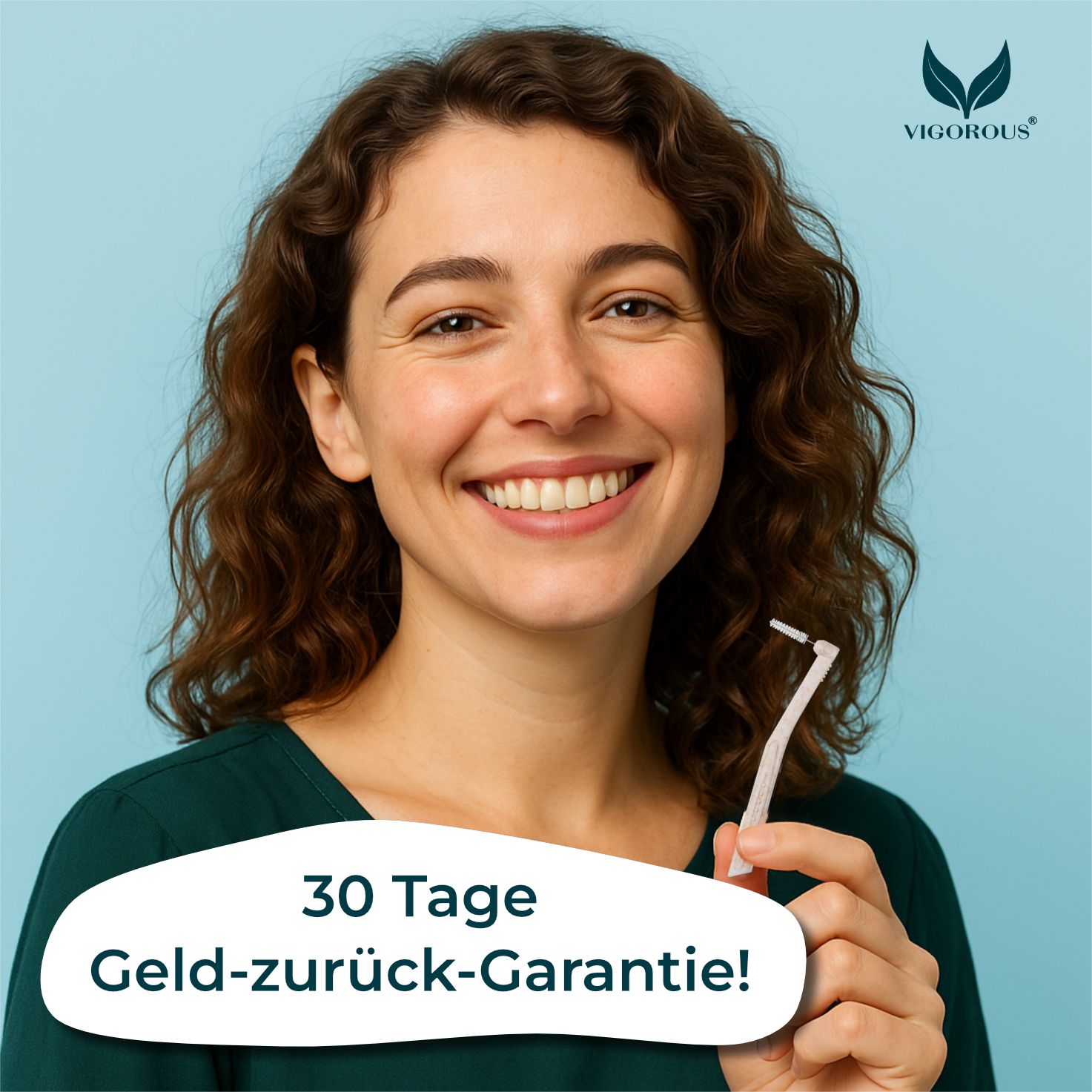 Frau hält eine Interdentalbürste L-Form. Text: 30 Tage Geld-zurück-Garantie!