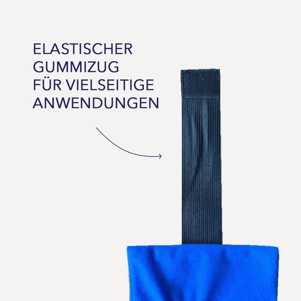 Nahaufnahme eines blauen Fleecebezugs mit schwarzem Gurt. Text: Elastischer Gummizug für vielseitige Anwendungen.
