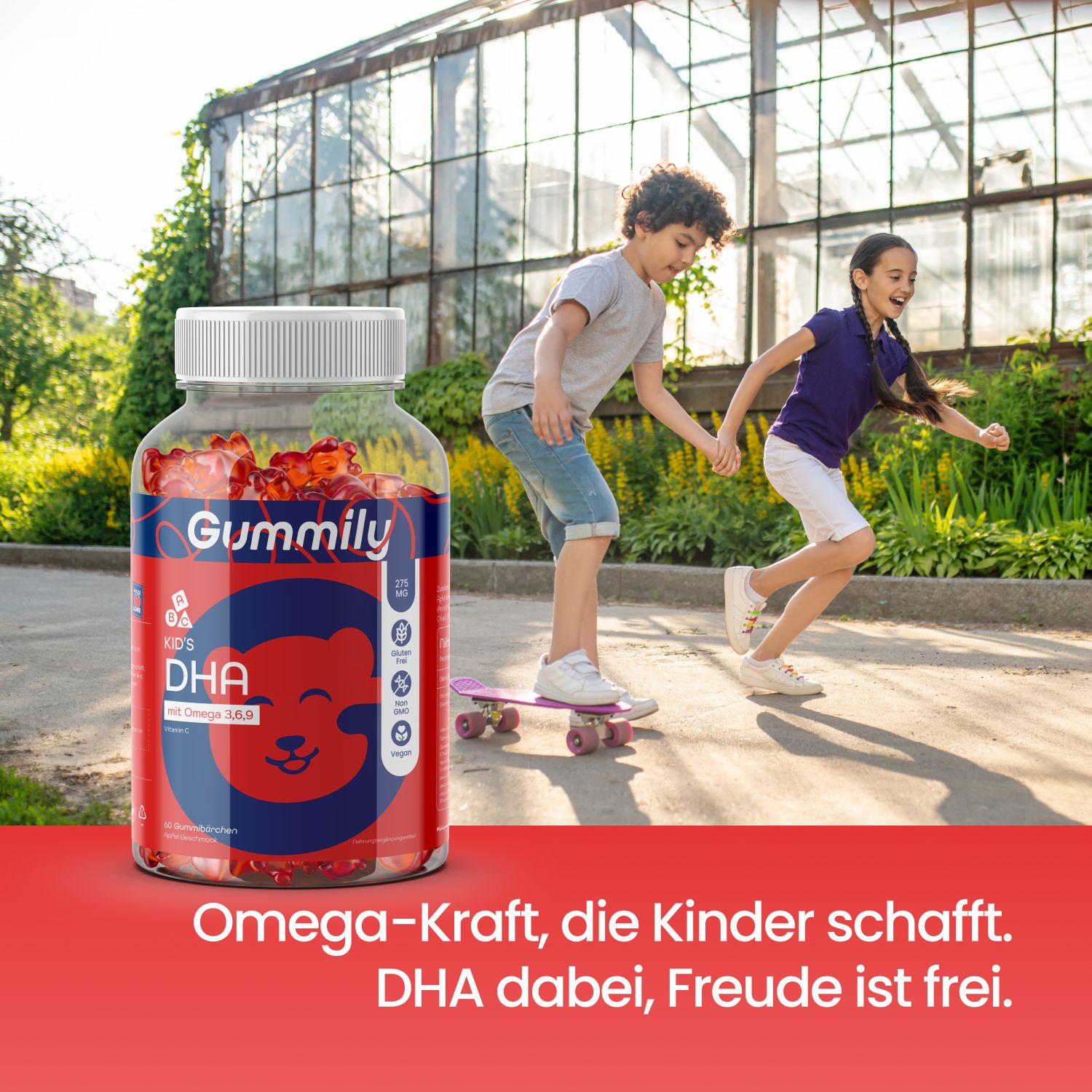 Gummily Kinder DHA Gummibärchen-Flasche neben spielenden Kindern. Text: Omega-Kraft, die Kinder schafft. DHA dabei, Freude ist frei.