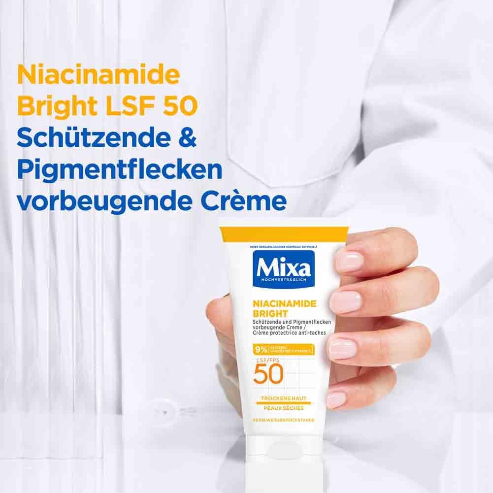 Person hält Tube Mixa Bright LSF 50. Aufschrift: Schützende & Pigmentflecken vorbeugende Crème. Gelber Deckel, weißer Tubenkörper.