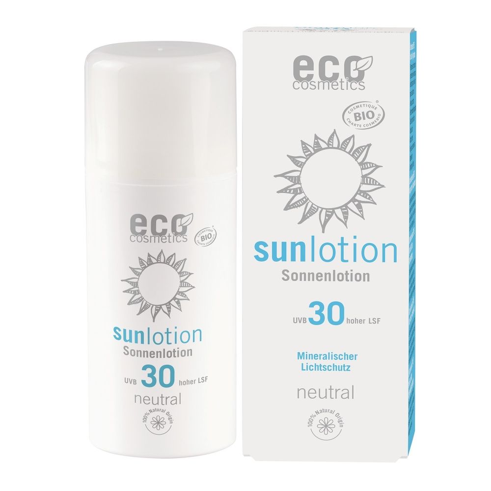 Weiße Sonnenlotion-Flasche und -Verpackung. Aufschrift: eco cosmetics, sunlotion, LSF 30, neutral. Bio-Siegel.