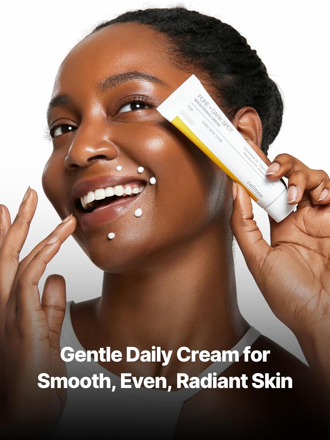 Frau mit Creme auf der Haut. Tube mit "Pore+Dark Spot Brightening Cream" sichtbar. Gelber Akzent.