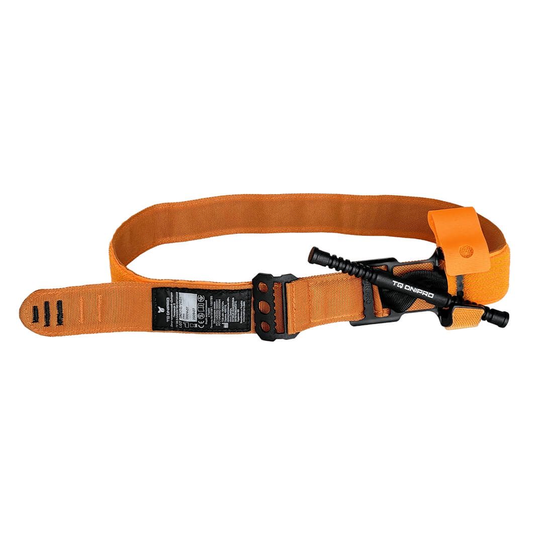 Orange Tourniquet flach ausgebreitet, mit schwarzem Windengriff und Klettverschluss.