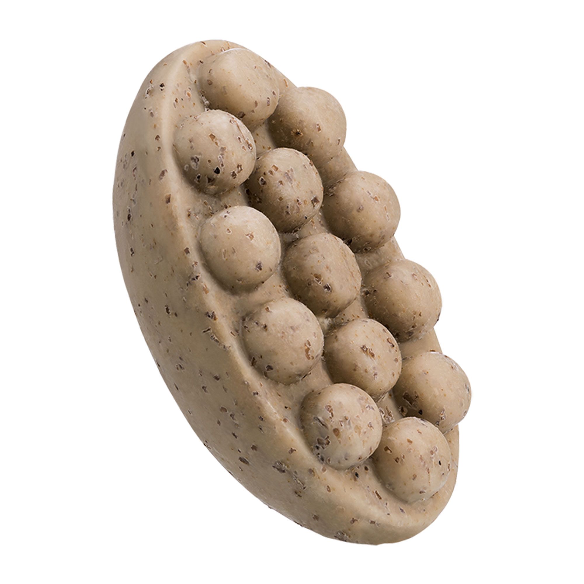 Oval geformte Seife mit Noppen. Beige mit braunen Punkten. Auf weißem Hintergrund.