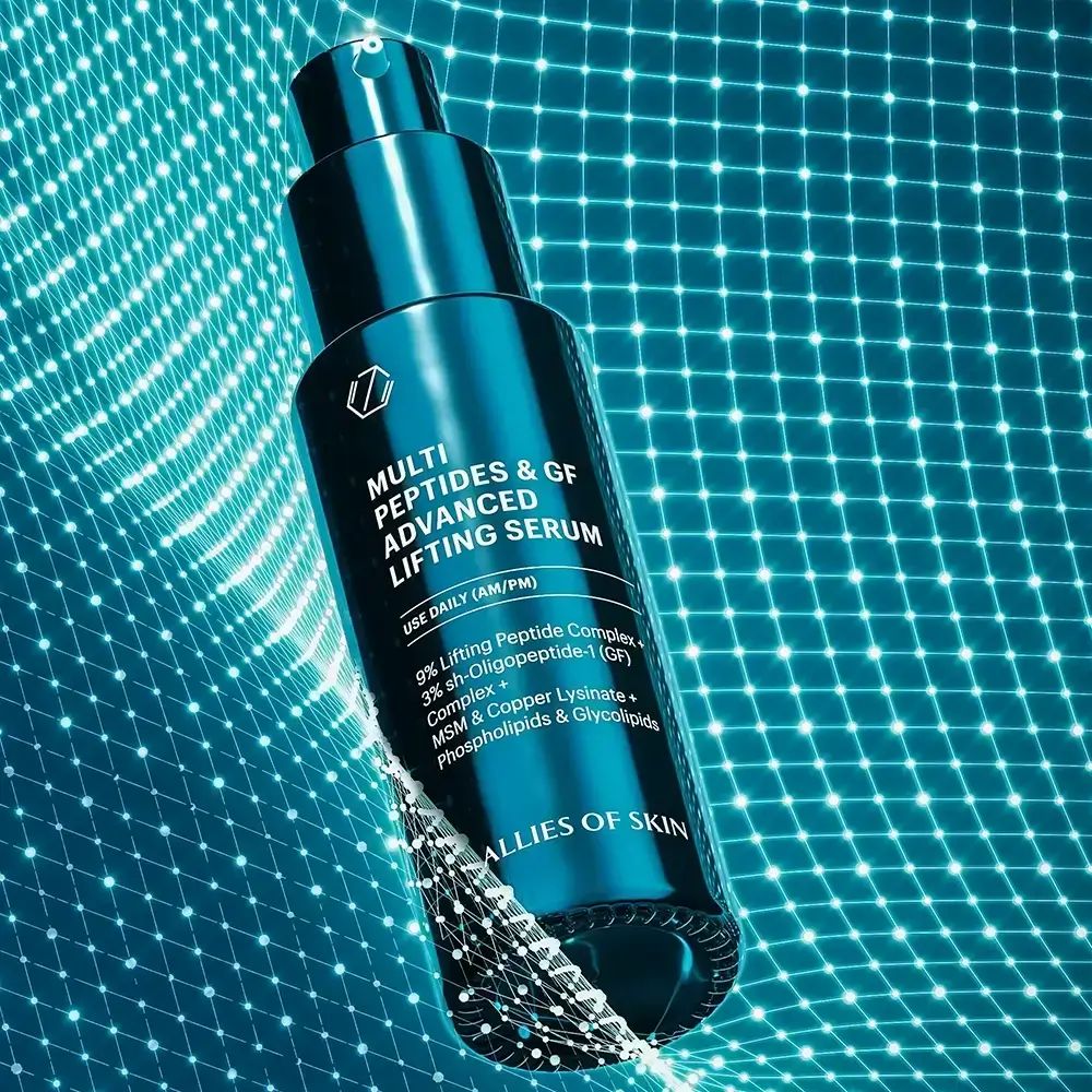 Dunkelgrüne Flasche "Multi Peptides & GF Advanced Lifting Serum". Marke ALLIES OF SKIN. Auf blauem Hintergrund mit Lichteffekten.